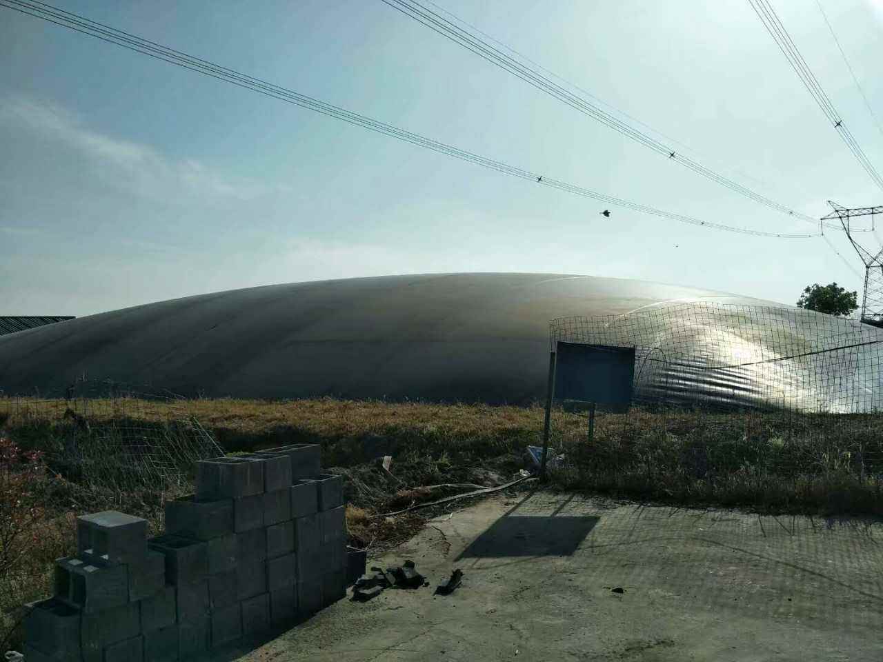 修筑完工的外圍堰鋪設(shè)土工膜表面一定要加寬嗎？